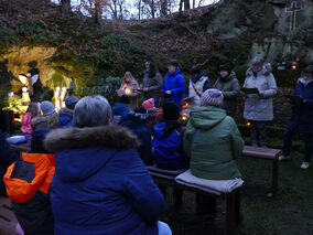 Waldadvent in der Fatima-Grotte (© Karl-Franz Thiede)